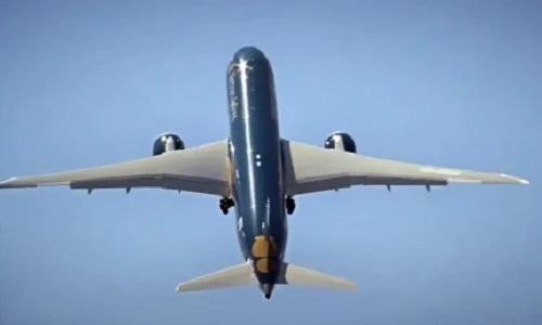 Boeing của Vietnam Airlines cất cánh thẳng đứng ngoạn mục