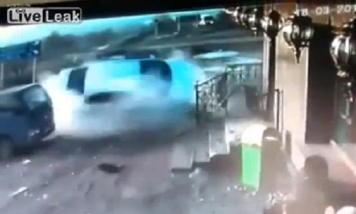 Xe điên gặp tai nạn suýt nuốt chửng người đi bộ