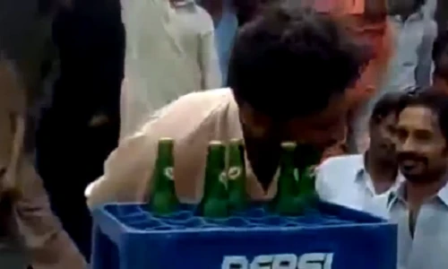 Đẳng cấp uống bia không dùng tay