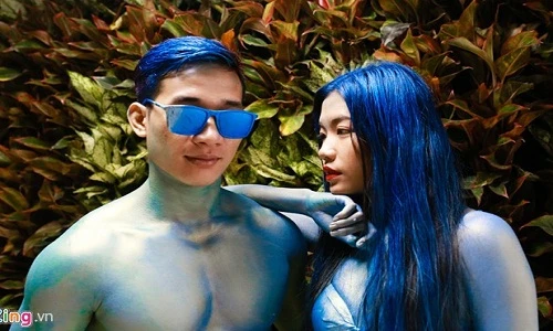 Những nam thanh nữ tú kiếm tiền bằng cách làm tượng người