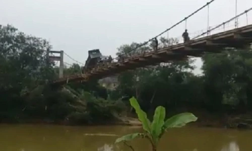 Thót tim giải cứu xe tải lơ lửng giữa cầu treo