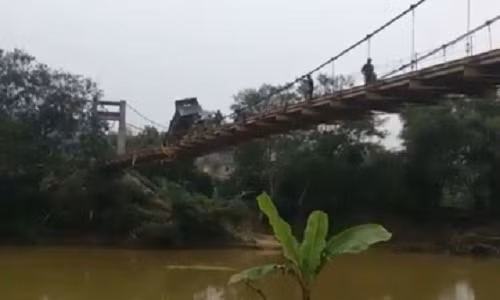 Thót tim giải cứu xe tải lơ lửng giữa cầu treo