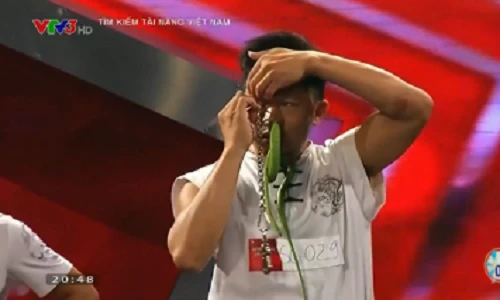 Thí sinh nuốt rắn vào miệng khiến giám khảo ''toát mồ hôi''