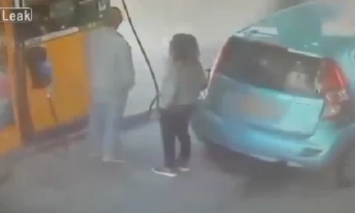 Gái trẻ "phát điên" bất ngờ châm lửa đốt cháy cây xăng