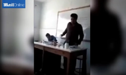 Thày giáo thí nghiệm làm cháy nổ lớp học