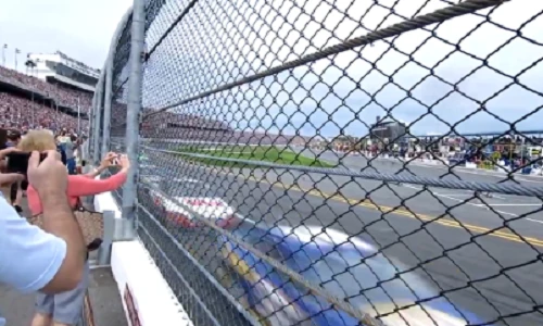 Clip: Kinh hoàng tốc độ của xe đua