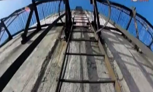 Tay không leo ống khói cao 280m