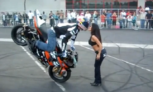 Choáng với màn biểu diễn mô tô... hôn bạn gái