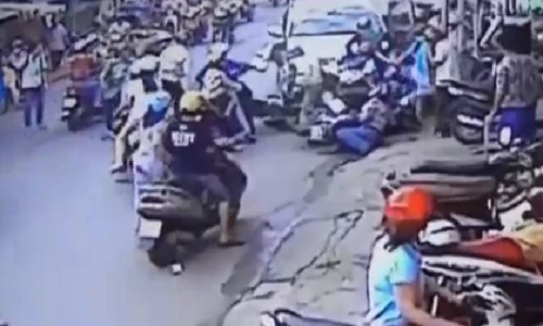 Ô tô sang đường mất lái, húc 6 xe máy