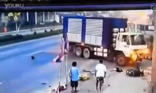 Vượt xe tải ở đoạn rẽ, lái xe mô tô chết thảm