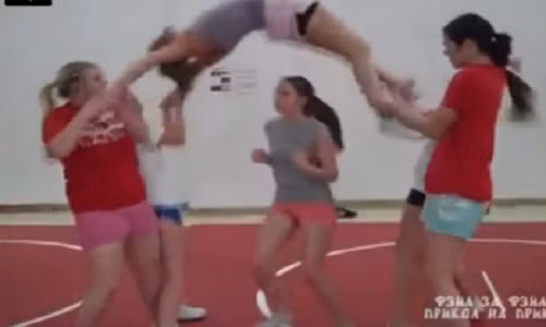 Màn tung hứng người rùng rợn của 6 gái trẻ