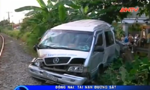 Kinh hoàng tàu hỏa kéo lê ô tô 20m, tài xế nguy kịch