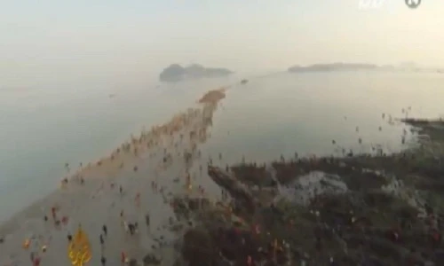 Kỳ thú hiện tượng biển tách làm đôi tại Hàn Quốc