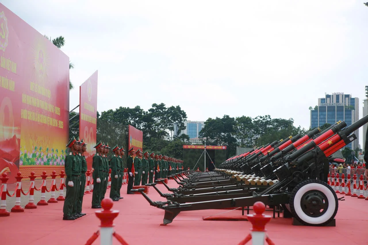 Người dân thích thú chụp ảnh cùng dàn pháo lễ ở sân Mỹ Đình