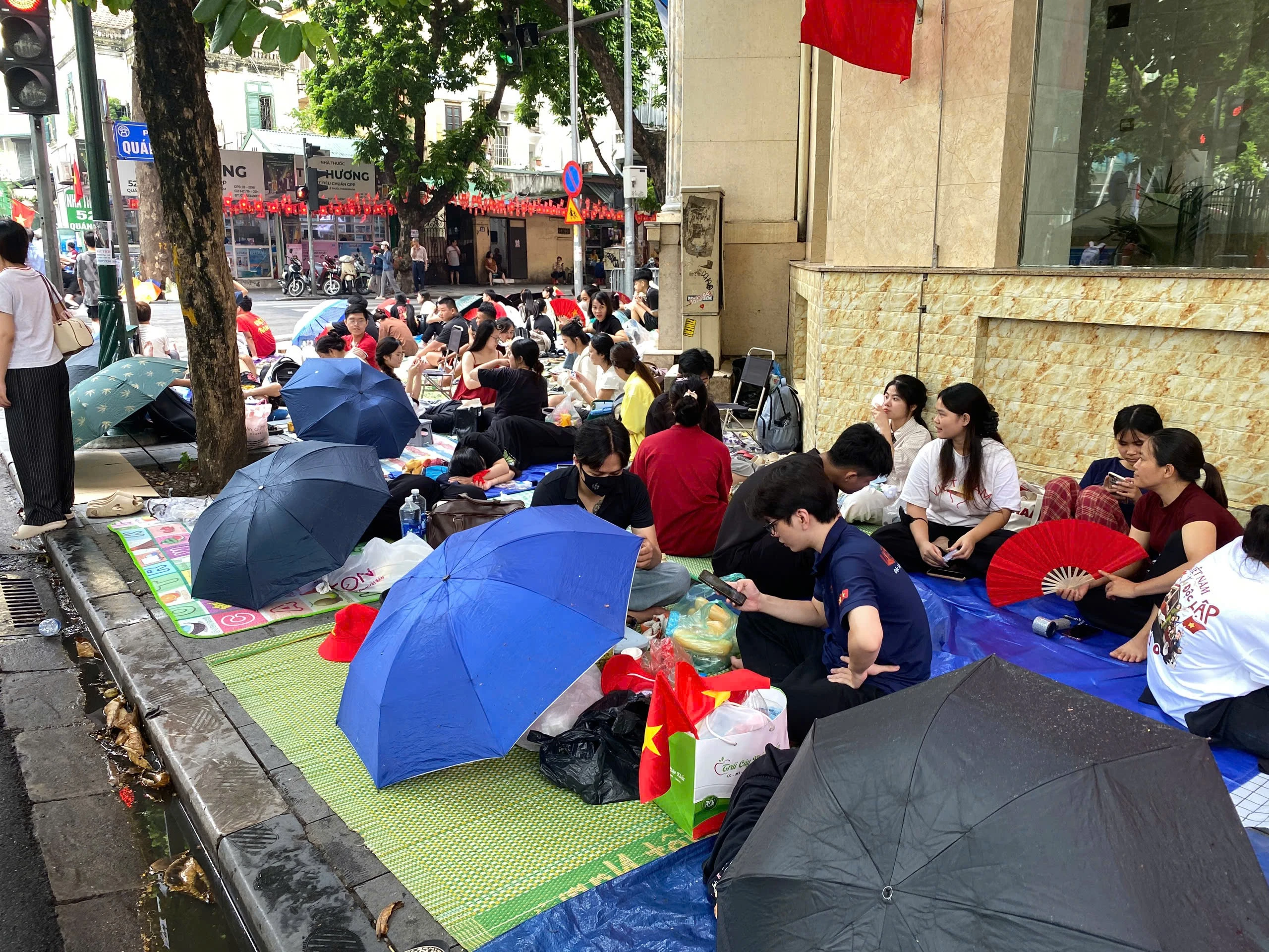 Người dân tập trung đông kín ở nút giao Tràng Thi chờ xem diễu binh A80