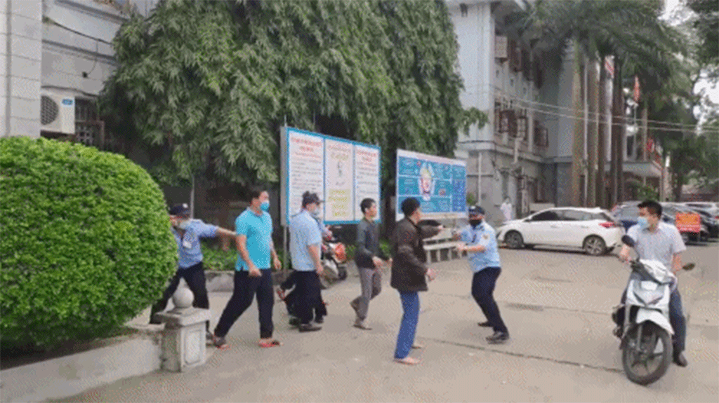 Theo đó, vụ việc xảy ra vào khoảng 14h chiều 9/3, thời điểm này, có một xe ô tô 16 chỗ chở người bệnh và người nhà đi thẳng qua cổng số 1, cổng kiểm soát dịch của Bệnh viện Đa khoa tỉnh Tuyên Quang.