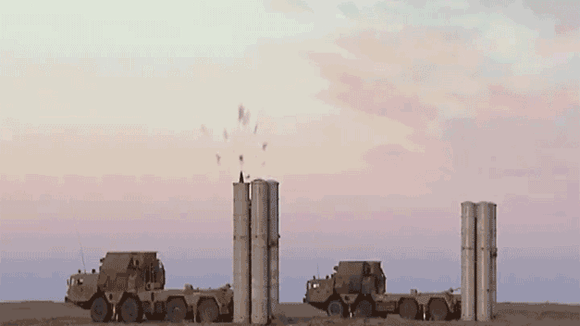 Hệ thống tên lửa S-300 có thể đồng thời theo dõi đến 100 mục tiêu và xử lý được từ 12 đến 36 chiếc trong số đó.