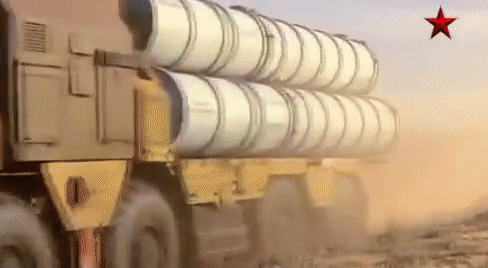 "S-300 là hệ thống phòng không hàng đầu của Nga", ông Robert Hewson, cây bút từ tạp chí quốc phòng IHS Janes, bình luận.