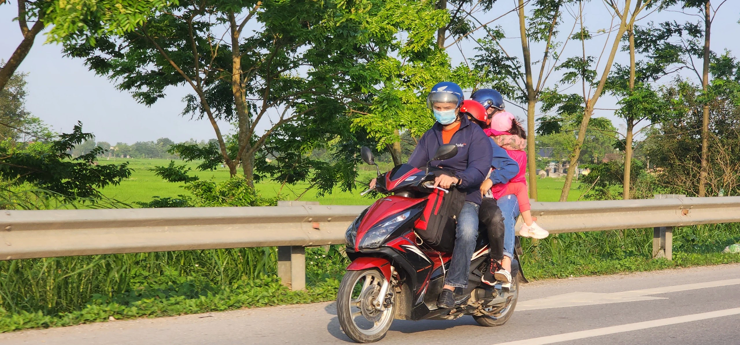 Chưa hết nghỉ lễ, người dân lỉnh kỉnh đồ đạc về Hà Nội sớm