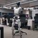 Kinh ngạc robot Trung Quốc vươn vai như nhân viên văn phòng