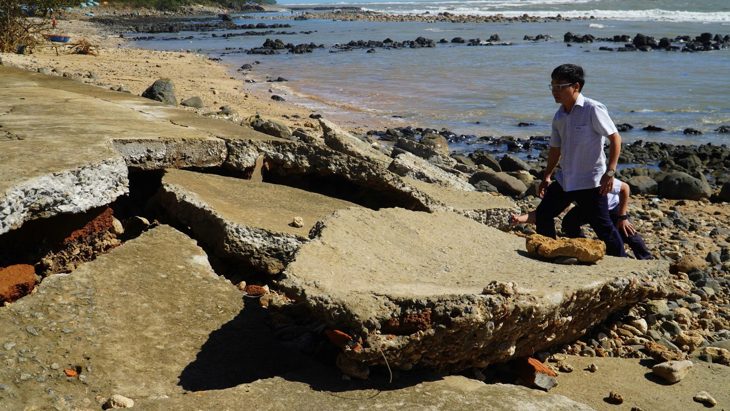 Vùng ven biển Quảng Ngãi ngổn ngang sau triều cường do bão số 13