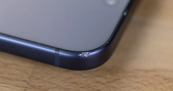 iPhone 17 Pro trầy xước, móp méo vì vỏ nhôm khiến người dùng khóc thét