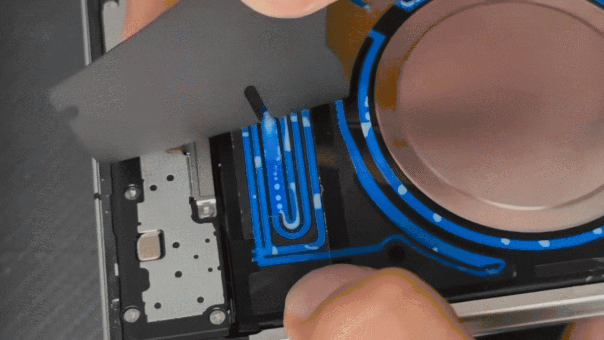 Trái tim của hệ thống này là một bơm siêu nhỏ làm bằng gốm áp điện, thiết bị rung động như một chiếc loa để đẩy chất lỏng di chuyển qua toàn bộ vòng tuần hoàn. Kết hợp với quạt chủ động có thể quay lên tới 24.000 vòng mỗi phút và một buồng hơi khổng lồ, hệ thống AquaCore Cooling tạo thành một giải pháp làm mát ba lớp chưa từng có trên bất kỳ smartphone nào.