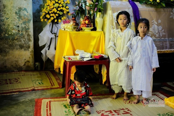 Huế: Ám ảnh ánh mắt 3 đứa trẻ mồ côi bên quan tài cha mẹ - Hình 2 Hue: Am anh anh mat 3 dua tre mo coi ben quan tai cha me-Hinh-2
