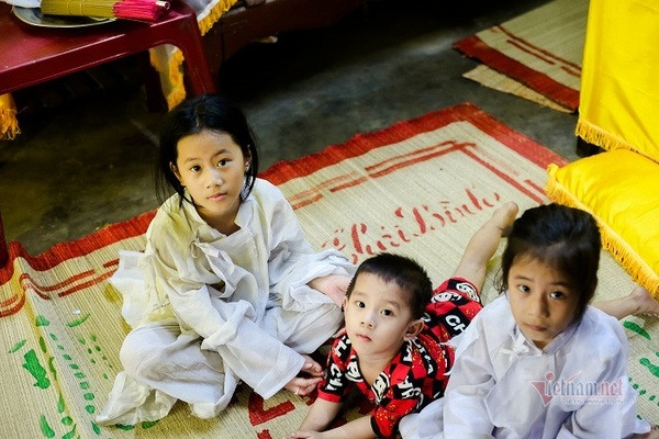 Huế: Ám ảnh ánh mắt 3 đứa trẻ mồ côi bên quan tài cha mẹ - Hình 3 Hue: Am anh anh mat 3 dua tre mo coi ben quan tai cha me-Hinh-3