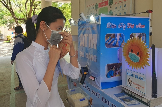 Máy ATM gạo bất ngờ "chuyển thành" ATM phòng dịch COVID-19 May ATM gao bat ngo