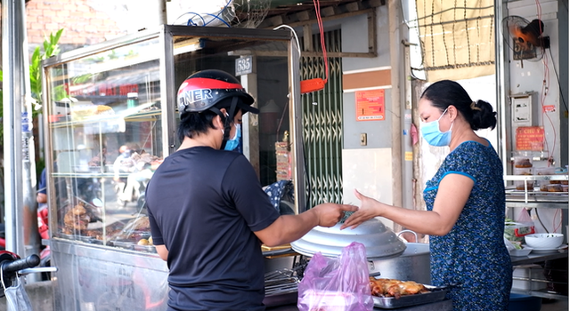 Giá xăng, gas tăng cao, hàng quán ở TPHCM có đồng loạt "đổi" giá? - Hình 2 Gia xang, gas tang cao, hang quan o TPHCM co dong loat