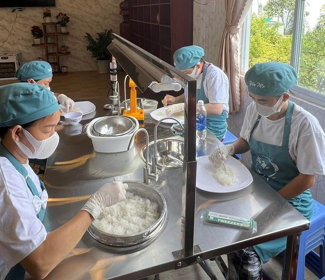 Nhà giàu chi hàng chục triệu đồng mua vàng trắng về tẩm bổ - Hình 4 Nha giau chi hang chuc trieu dong mua vang trang ve tam bo-Hinh-4