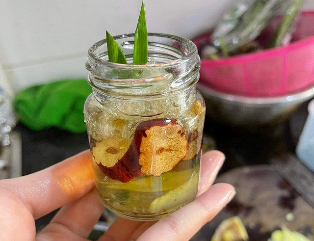 Nhà giàu chi hàng chục triệu đồng mua vàng trắng về tẩm bổ - Hình 2 Nha giau chi hang chuc trieu dong mua vang trang ve tam bo-Hinh-2