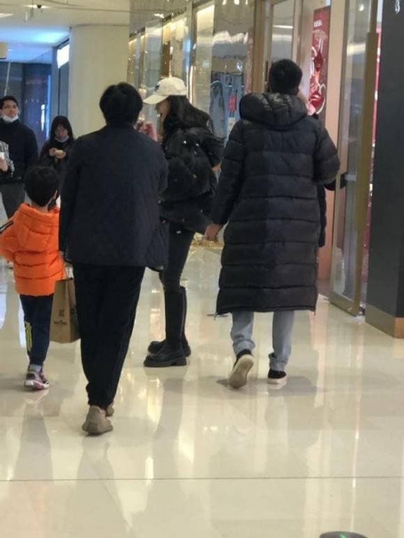 Angelababy đưa con đi mua sắm cùng người đàn ông lạ - Hình 2 Angelababy dua con di mua sam cung nguoi dan ong la-Hinh-2