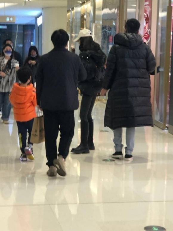 Angelababy đưa con đi mua sắm cùng người đàn ông lạ Angelababy dua con di mua sam cung nguoi dan ong la