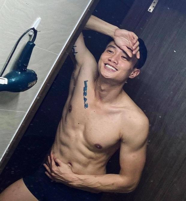 Quốc Trường khoe body, bàn tay nam giới lọt khung hình - Hình 7 Quoc Truong khoe body, ban tay nam gioi lot khung hinh-Hinh-7