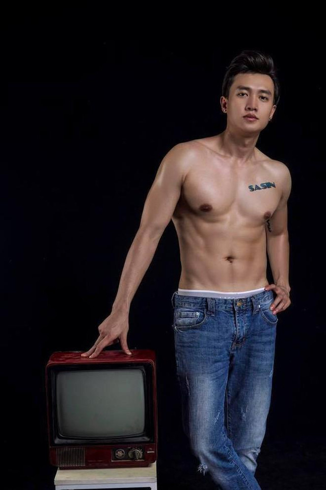 Quốc Trường khoe body, bàn tay nam giới lọt khung hình - Hình 6 Quoc Truong khoe body, ban tay nam gioi lot khung hinh-Hinh-6