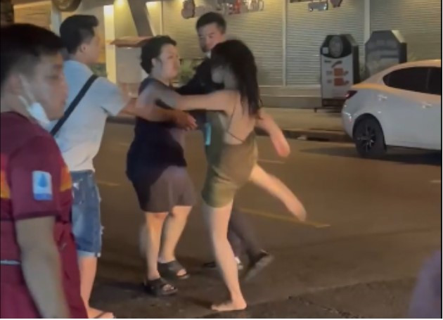 Trêu ghẹo và đổ bia vào cô gái, không ngờ chọc đúng võ sĩ Treu gheo va do bia vao co gai, khong ngo choc dung vo si