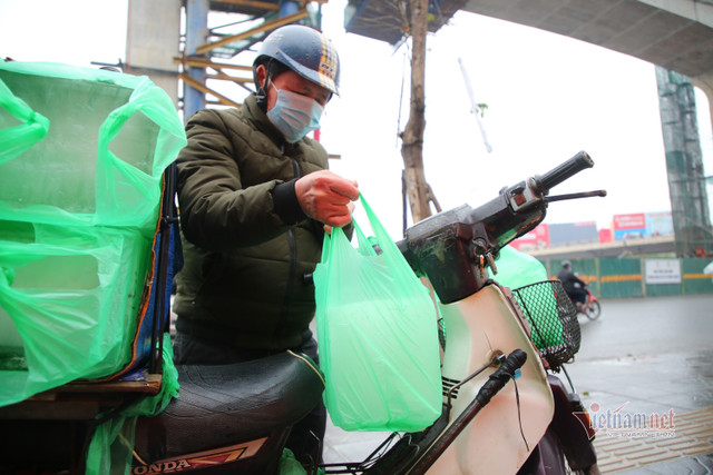 Những phận đời dầm mình mưu sinh trong buốt giá ở Hà Nội - Hình 5 Nhung phan doi dam minh muu sinh trong buot gia o Ha Noi-Hinh-5