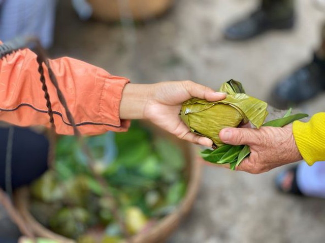 Lá cây thay tiền, đến chợ này mua đồ ăn không lo tốn kém La cay thay tien, den cho nay mua do an khong lo ton kem
