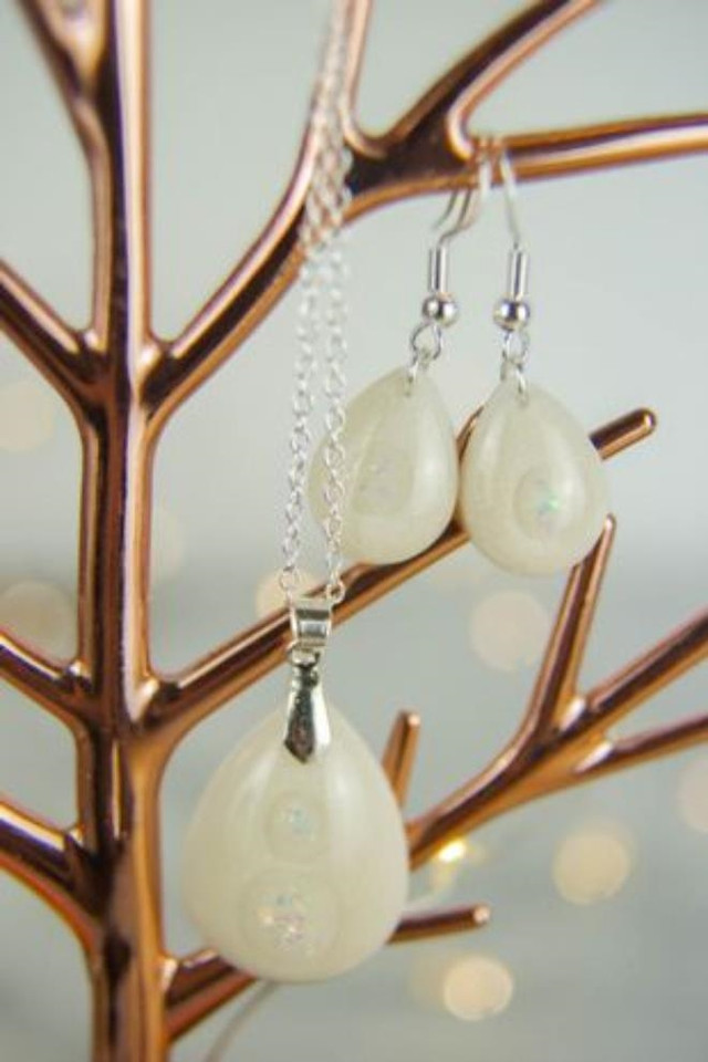 Kiếm hàng chục tỷ đồng nhờ biến sữa mẹ thành trang sức - Hình 2 Kiem hang chuc ty dong nho bien sua me thanh trang suc-Hinh-2