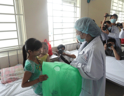 Bộ trưởng Bộ Y tế tặng quà cho bệnh nhi mắc bệnh sởi ở khoa Nhiễm - Thần Kinh, Bệnh viện Nhi Đồng 1 TP.HCM.