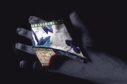 Loại giày siêu nhỏ, gắn với tập tục bó chân của phụ nữ Trung Quốc xưa
