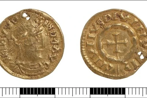 Người dò tìm kim loại phát hiện đồng tiền vàng cổ quý hiếm ở Anh