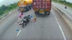 Container cán tử vong người vợ, người chồng quỳ gục gào khóc giữa đường 
