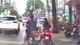 Thanh niên đi xe máy không đội mũ bảo hiểm còn húc xe, doạ đạp phụ nữ 