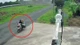 Shipper đi qua vị trí bom rơi vẫn thản nhiên giao hàng