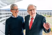 Buffett tri ân Tim Cook, Apple mang về 150 tỷ USD