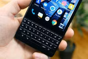 [GALLERY] Ngán ngẩm với màn hình cảm ứng, giới trẻ quay về với BlackBerry