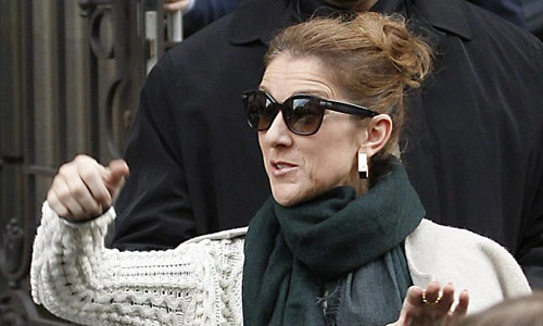 Celine Dion già nua như bà lão 70 dù ở tuổi 49